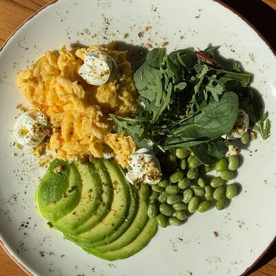 Зеленый завтрак с сыром сиртаки в MeatBarrique по цене 650 ₽