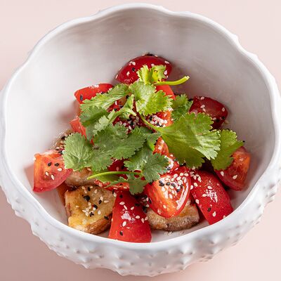 Салат из карамелизированных баклажанов, томатов и кунжута в Avgust13 по цене 995 ₽