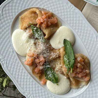 Блинчики с лососем и пармезановым муссом в Salva dor bistro по цене 550 ₽