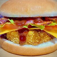 Американский бургер с куриной котлетой и беконом в ЗА ОБЕ ЩЁКИ
