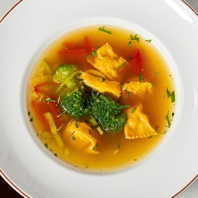 Куриный бульон с тортеллини в Особняк по цене 600 ₽