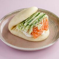 Бао с лососем слабой соли и сливочным кремом в Bao Mochi