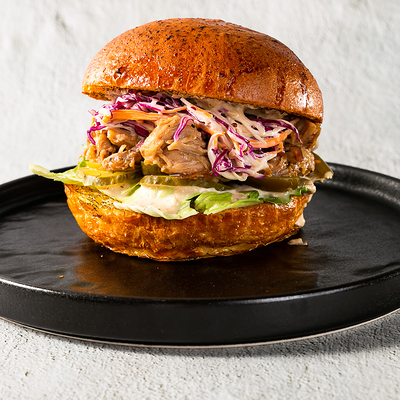 Бургер с рваной свининой в Гриль-паб ЕрмолаевЪ по цене 730 ₽