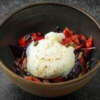 Салат из ароматных томатов с бурратой в Fish Point