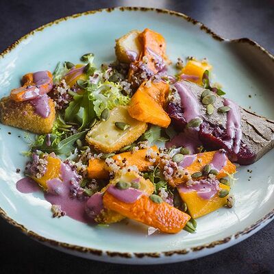 Салат с запеченной тыквой и сыром камамбер в Дюшес по цене 550