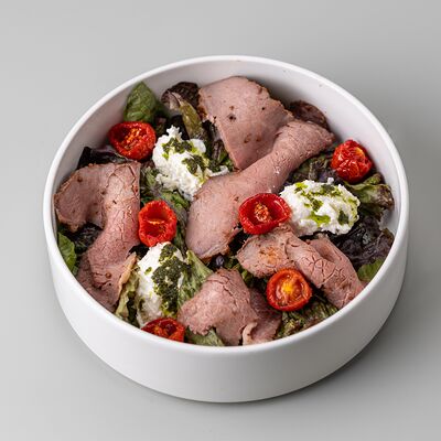 Салат с ростбифом и страчателлой в Not Only Coffee по цене 680 ₽