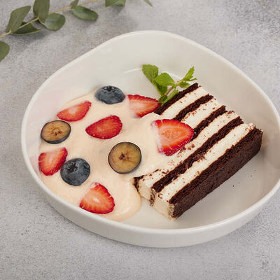 Шоколадный медовик с пеной из ряженки в Family Grill по цене 430 ₽