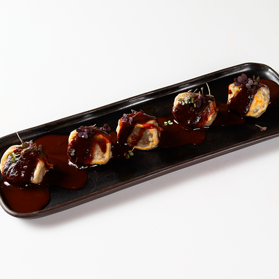 Гедза с томлеными щечками и соусом Деми гляс в Chojo Izakaya по цене 640 ₽