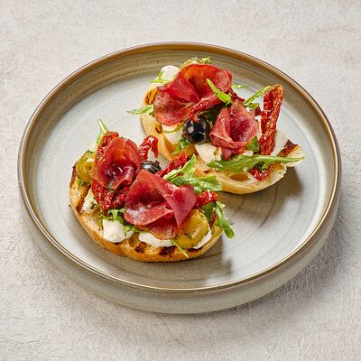 Брускетта с вяленой уткой в Пеперончино по цене 495 ₽