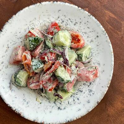 Салат овощной в Мёд и мясо по цене 450 ₽