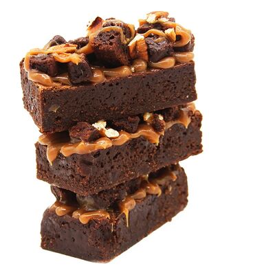 Брауни с пеканом и соленой карамель в Стикер кофе по цене 444 ₽