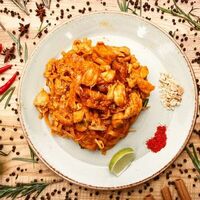 Пад Тай с курицей и креветками в Hanoi City