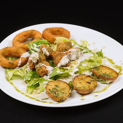 Салат Тёплый ирландский в Harats Pub по цене 633 ₽