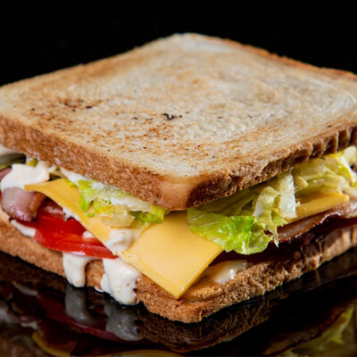 Сэндвич с беконом и яйцом в Морская корова по цене 295 ₽