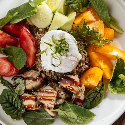 Куриная грудка, киноа, яйцо пашот, черри, огурец, микс-салат в Вера Фёдоровна по цене 650 ₽