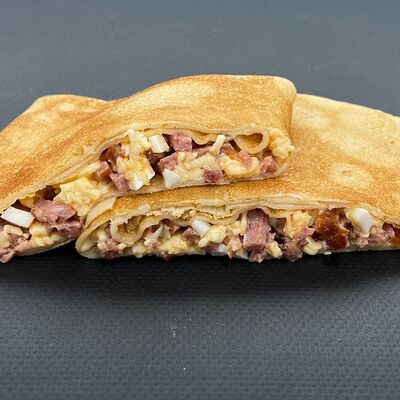 Блины с охотничьими колбасками в Булка и Мясо по цене 580 ₽