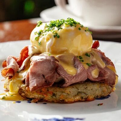 Драник с ростбифом и яйцом пашот в Ava bistro по цене 780 ₽