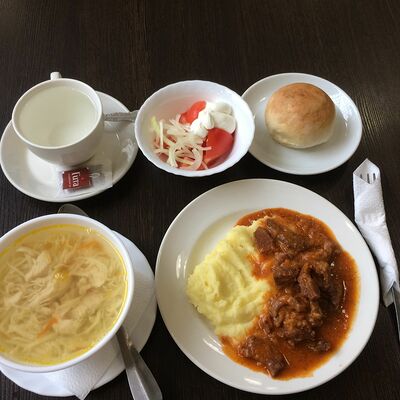 Ланч с супом-лапшой и бефстрогановом с картофельным пюре в Братик Томатик по цене 349 ₽