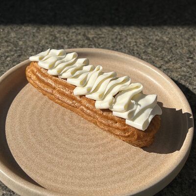 Эклер с черной смородиной в Без рецепта по цене 680 ₽