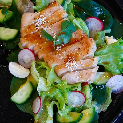 Тёплый салат с кальмаромв Bun по цене 510 ₽