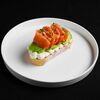 Брускетта со слабосоленым лососем и авокадо в Level kitchenbar по цене 620