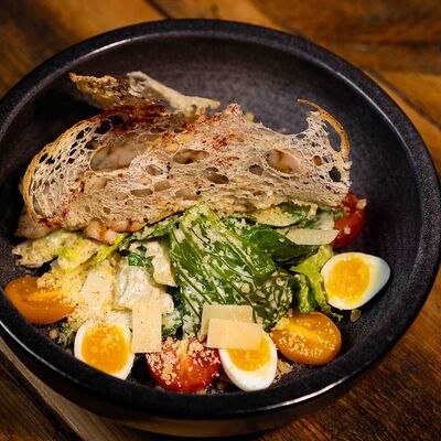 Салат из жареной куриной грудки в Paulaner Wirtshaus Polyanka по цене 690 ₽