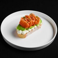 Брускетта со слабосоленым лососем и авокадо в Level kitchenbar