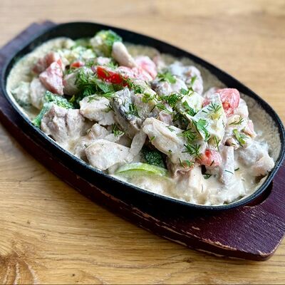 Шкворчащая сковородка с курицей в Филин-термы по цене 590 ₽