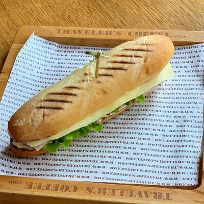 Сэндвич с ветчиной и сыром в Тревеллерс кофе по цене 319 ₽