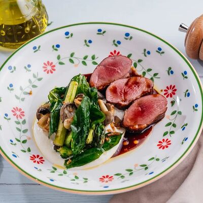 Утиная грудка с овощами и соусом портвейн в Lucia osteria по цене 1420 ₽