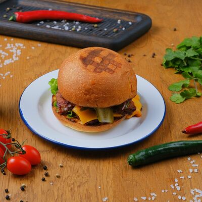 Бургер с брискетом в Smoker & Brisket по цене 550 ₽