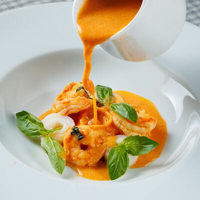 Сливочно-томатный суп с морепродуктами в Al dente по цене 875 ₽
