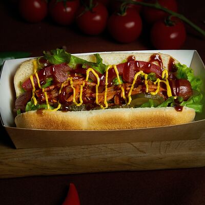 Хот-дог с сочной говяжьей сосиской и соусом барбекю в Это вкусно по цене 319 ₽