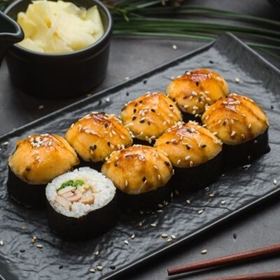 Ролл запеченный с кальмаром и окунем в Omakase Yoshitake Sushi по цене 829 ₽