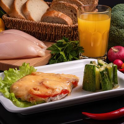 Куриная отбивная с помидором под сыром в Тесоро по цене 530 ₽