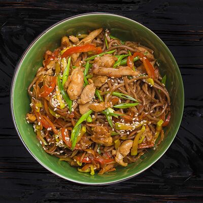 Гречневая лапша с курицей и овощами в Длинный нос по цене 520 ₽