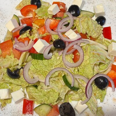 Овощной салат с брынзой в Приключения Шурика по цене 489 ₽