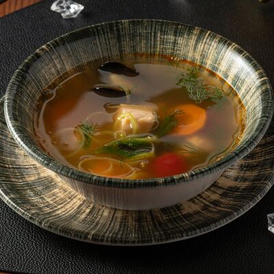 Уха с лососем и черноморскими мидиями в Giorgio Suluguni по цене 790 ₽