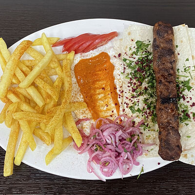Люля-кебаб из баранины на тарелке в Armud Kebab по цене 553 ₽