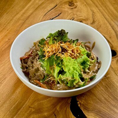 Тёплый салат с вырезкой в Pandora по цене 870 ₽