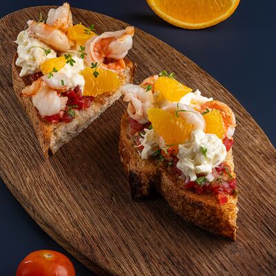 Брускетта на заквасочном хлебе, креветки, томатная сальса, молодой сыр, апельсин, пармезан в Винология по цене 650 ₽