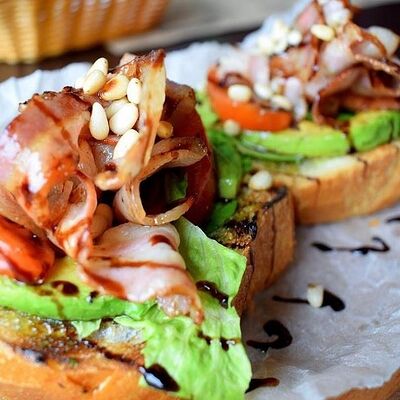 Брускетта с беконом в Romero steak по цене 490 ₽