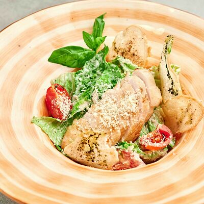 Салат Цезарь с куриным филе в Pivino по цене 550