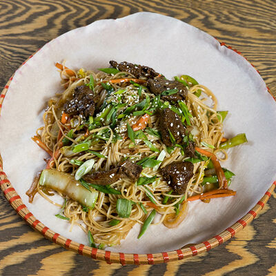 Лапша яичная с говядиной в Starwok по цене 510