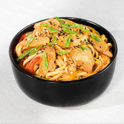 Wok Удон с лососем в Черный рис по цене 650 ₽