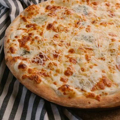 Пицца Сырная в Krutli по цене 715 ₽