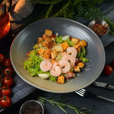 Салат Цезарь с креветкой в Хуторок по цене 565 ₽