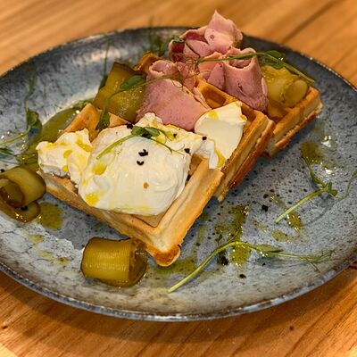 Вафля с окороком и яйцомв Френдс по цене 790 ₽