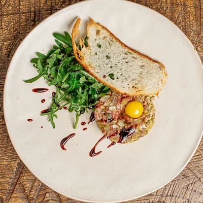 Тартар из аргентинской вырезки в Бистро №8 по цене 1620 ₽