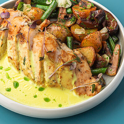 Нежное куриное филе с молодым картофелем под соусом чеддер в Сушилка по цене 830 ₽